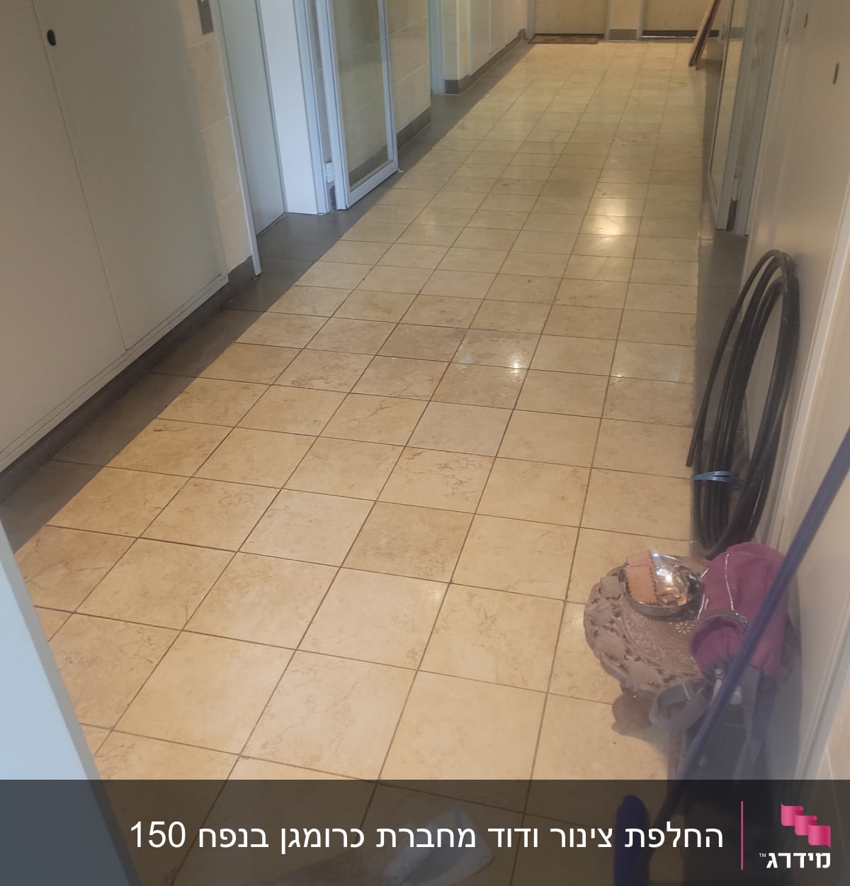 מסדרון עם רצפת אריחים, דלי ומגב בפינה